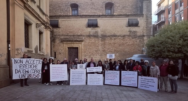 Protesta Enna contro clero locale