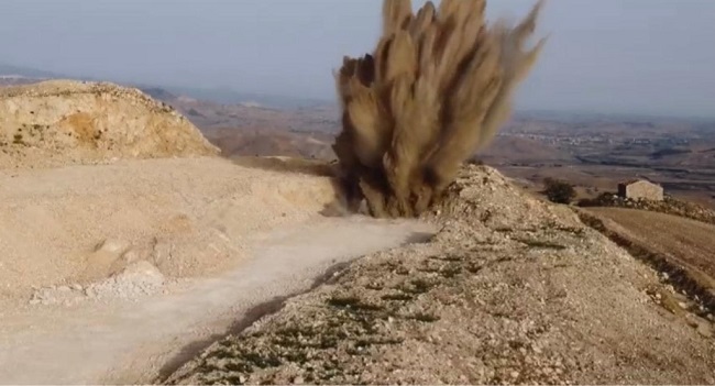 La detonazione della bomba d'aereo in cava