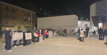 Protesta silenziosa davanti la chiesa di Santa Lucia a Enna