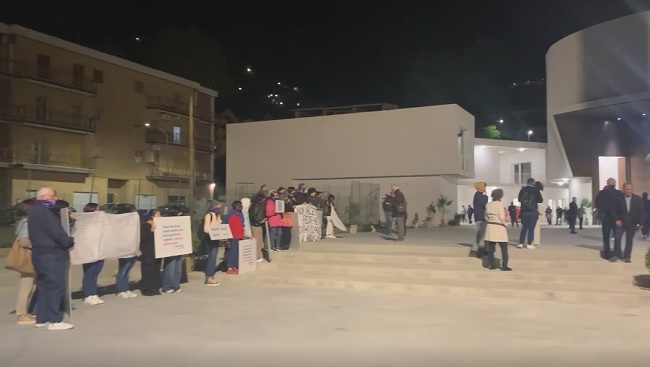 Protesta silenziosa davanti la chiesa di Santa Lucia a Enna