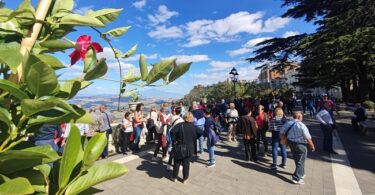 Turisti al Belvedere di Enna