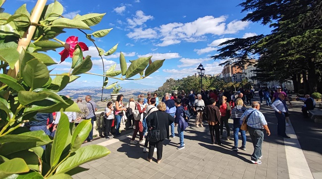 Turisti al Belvedere di Enna