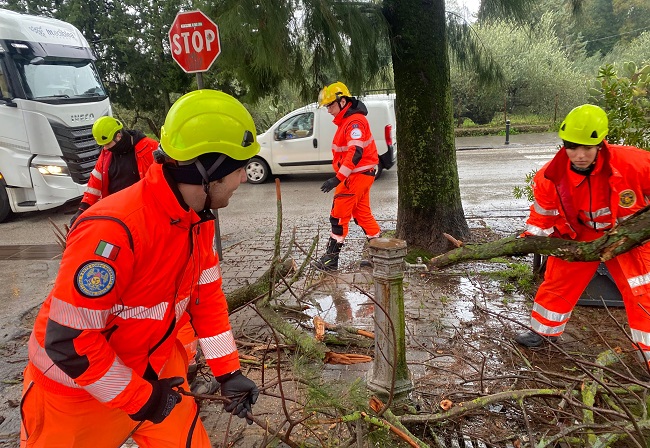 Intervento dei volontari di Protezione Civile